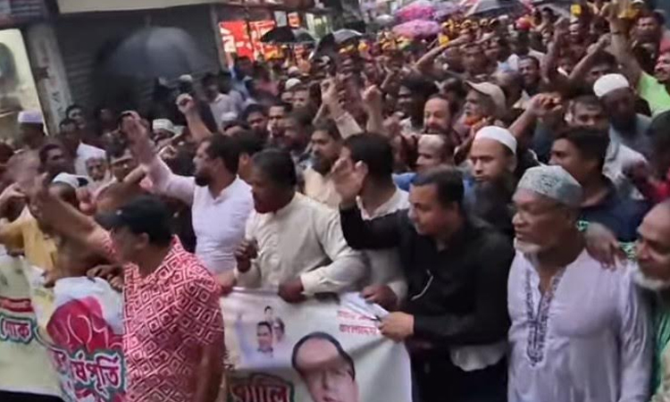 কুমিল্লায় বৃষ্টি উপেক্ষা করে জনতার ঢল বিএনপির বিজয় মিছিলে 