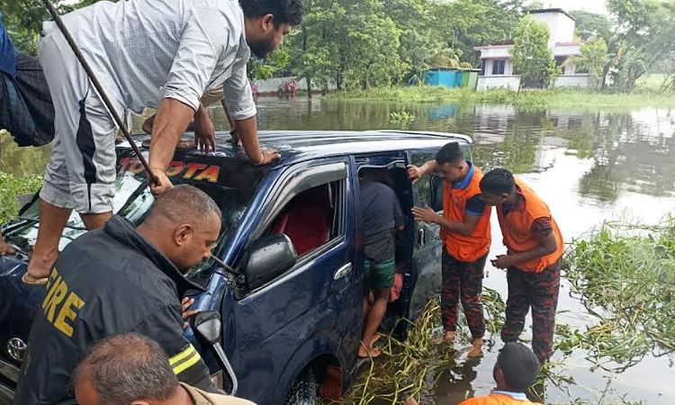 নোয়াখালীতে সড়ক দুর্ঘটনায় নিহত ৭