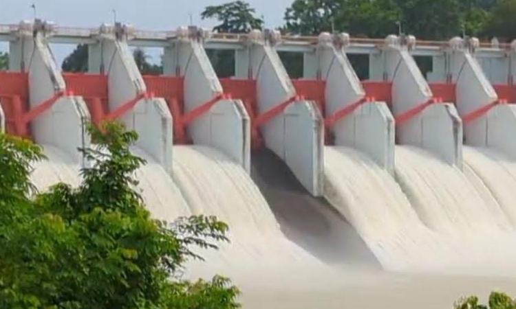 কাপ্তাই বাঁধের ১৬টি জলকপাট দিয়ে দেড়ফুট করে পানি ছাড়া হচ্ছে 