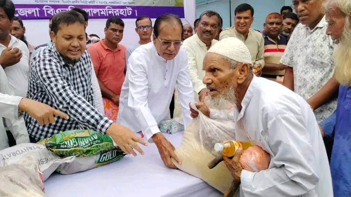 লালমনিরহাটে বন্যার্তদের পাশে জেলা বিএনপি
