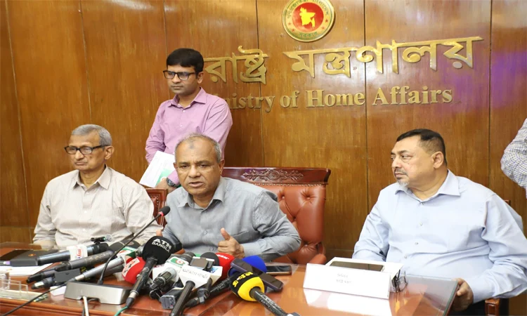 জাতীয় নির্বাচনে ৪৭ হাজার কেন্দ্রে বডি-ওর্ন ক্যামেরা থাকবে: স্বরাষ্ট্র উপদেষ্টা
