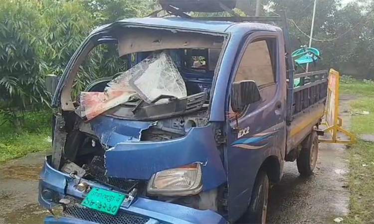 টাঙ্গাইলে পিকআপ ও মোটরসাইকেল মুখোমুখি  সংঘর্ষে ৩ জন নিহত
