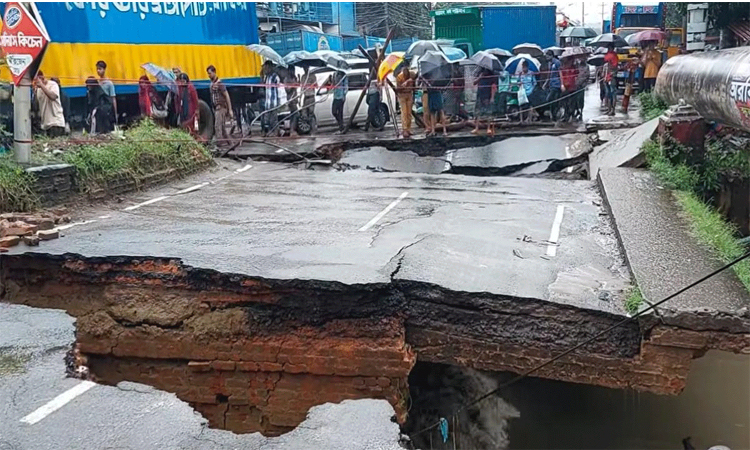 চট্টগ্রামে অতিবৃষ্টিতে দেবে গেছে সড়ক, বিভিন্ন এলাকায় জলাবদ্ধতা