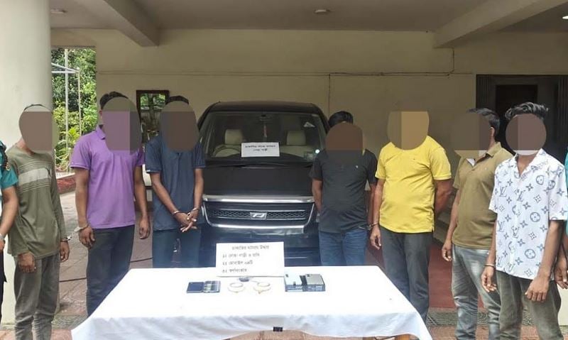 দুবাই থেকে তথ্য আসে হোয়াটসঅ্যাপে, চট্টগ্রাম বিমানবন্দরে নামার পর সর্বস্ব লুট করে চক্র