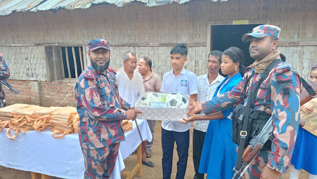 খাগড়াছড়িতে বিজিবির শিক্ষা উপকরণ বিতরণ