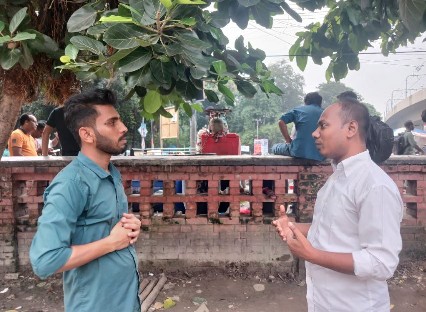 জুলাইযোদ্ধা নাহিদুল ইসলামের সঙ্গে কথা বলছেন বাসসের প্রতিনিধি পলিয়ার ওয়াহিদ। ছবি : বাসস