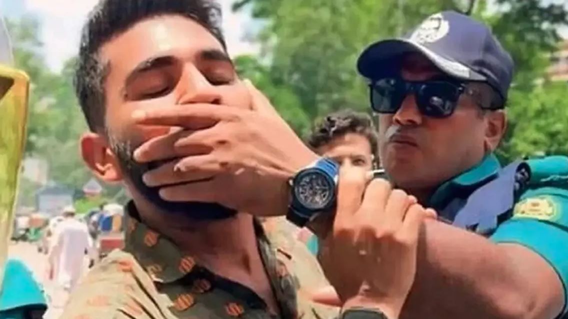 মুখ চেপে ধরা নাহিদুল ইসলামের ভাইরাল হওয়া সেই দৃশ্য। ছবি : সংগৃহীত