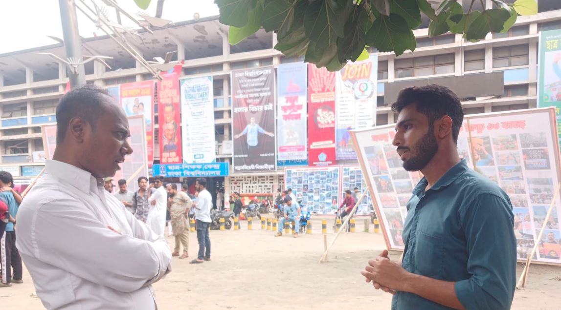 নাহিদুল ইসলামের সঙ্গে কথা বলছেন বাসসের প্রতিনিধি পলিয়ার ওয়াহিদ। ছবি : বাসস