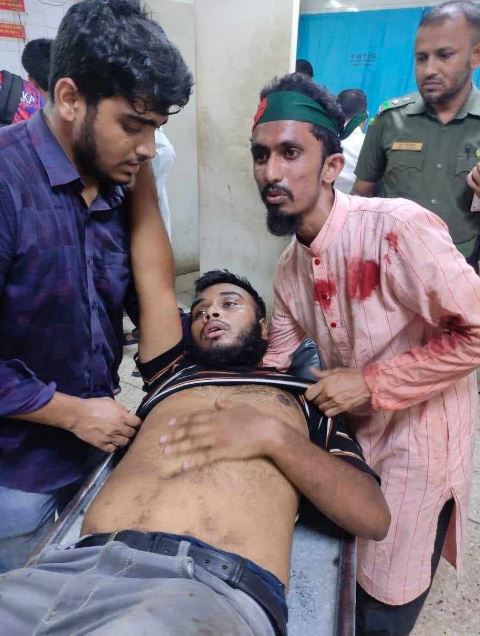 ছাত্রলীগের হামলায় আহতদের ঢামেকে নিয়ে যান আহমেদ ইসহাক। ছবি : সংগৃহীত