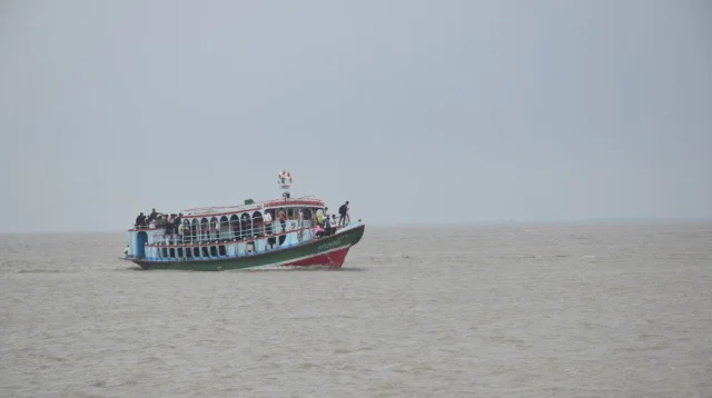 ১৩ ঘণ্টা পর পাটুরিয়া- দৌলতদিয়া রুটে লঞ্চ চলাচল শুরু