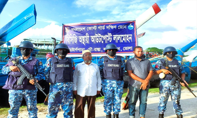 ভোলায় জাল ও মাছসহ আর্টিসানাল ট্রলিং বোট জব্দ