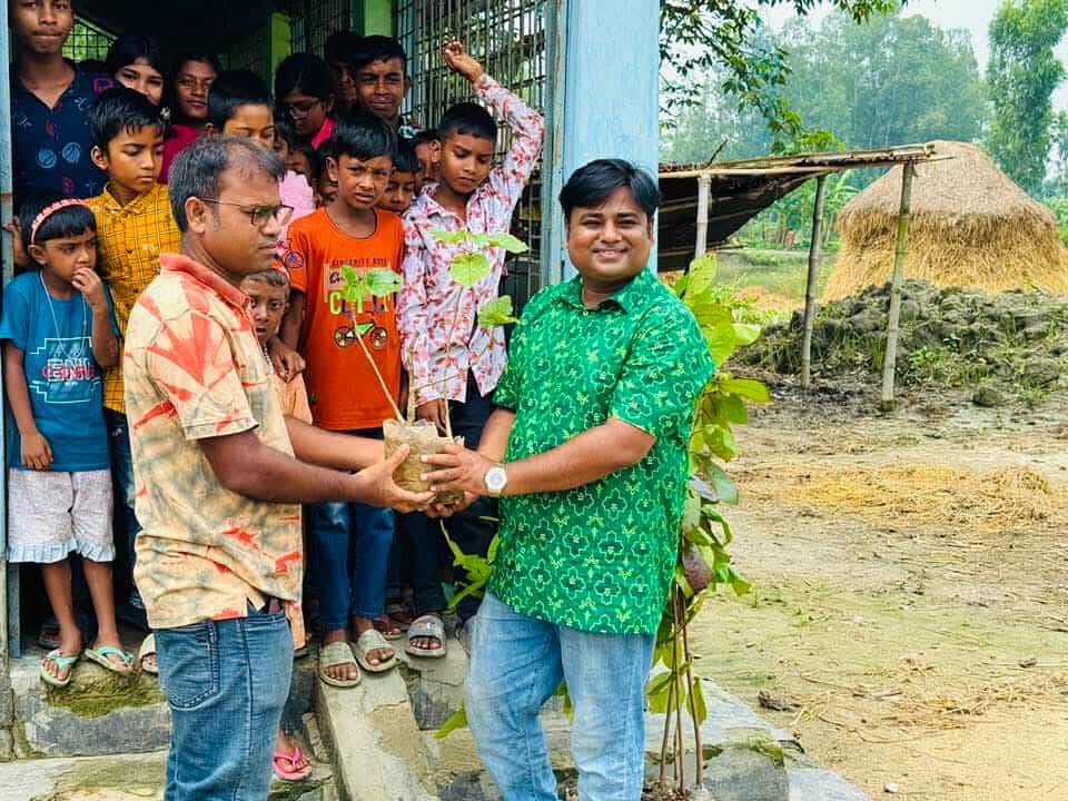 আন্তর্জাতিক আদিবাসী দিবসে সিরাজগঞ্জে বৃক্ষরোপণ 