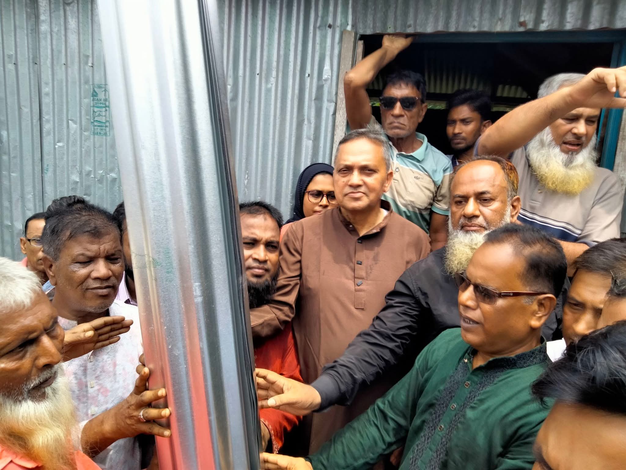 সিরাজগঞ্জে টর্নেডোতে ক্ষতিগ্রস্তদের পাশে বিএনপি