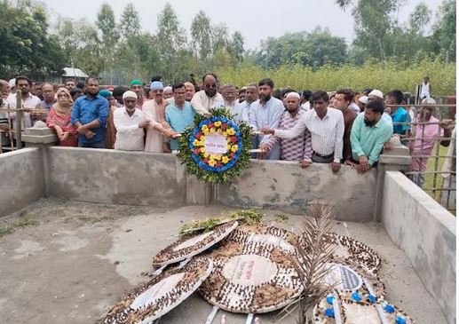 শিক্ষক মাহরীন চৌধুরীর কবরে কৃষকদলের শ্রদ্ধা