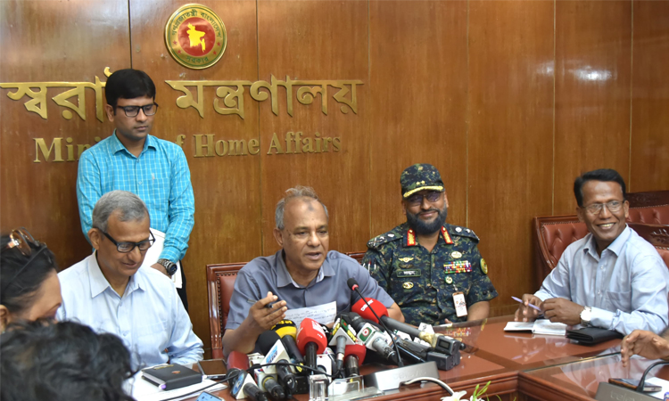 আগ্নেয়াস্ত্র উদ্ধারের জন্য শিগগিরই পুরস্কার ঘোষণা করা হবে: স্বরাষ্ট্র উপদেষ্টা