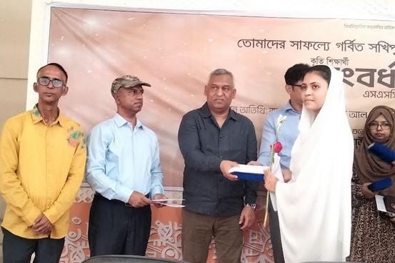 টাঙ্গাইলে কৃতি শিক্ষার্থীদের সংবর্ধনা ও সম্মানী প্রদান