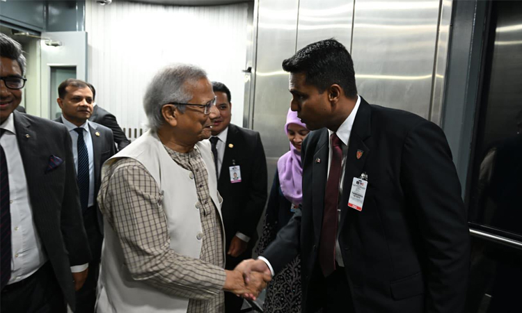 কুয়ালালামপুরে পৌঁছেছেন প্রধান উপদেষ্টা