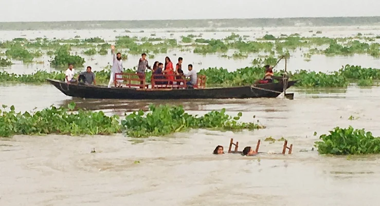 রাজশাহীতে ভরা পদ্মায় লাইফ জ্যাকেট ছাড়াই ঝুঁকিপূর্ণ নৌভ্রমণ
