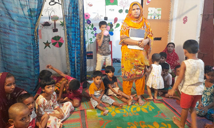 ময়মনসিংহে কর্মজীবী মায়েদের ভরসা শিশুযত্ন কেন্দ্র
