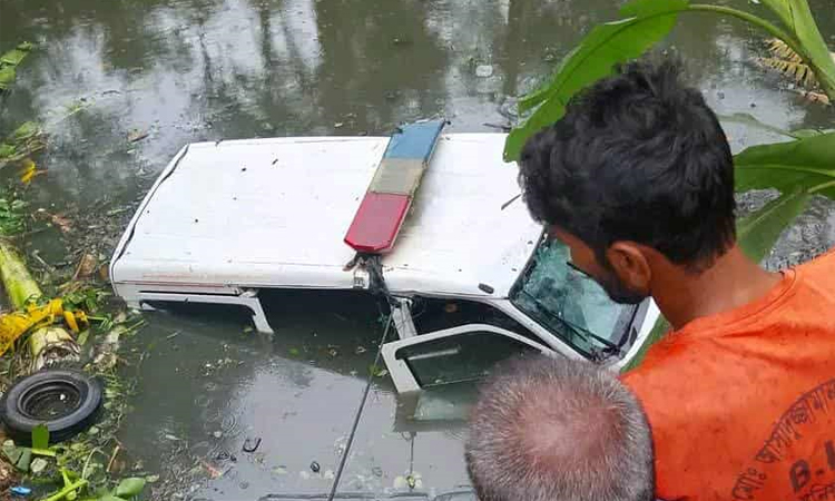 হাসপাতালে যাওয়ার পথে অ্যাম্বুলেন্স খাদে পড়ে নিহত ১
