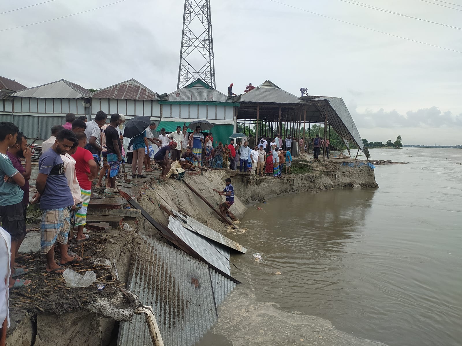 মুন্সীগঞ্জে পদ্মার ভাঙনে দিঘীরপাড় বাজারে ৭ টি প্রতিষ্ঠান নদীগর্ভে বিলীন
