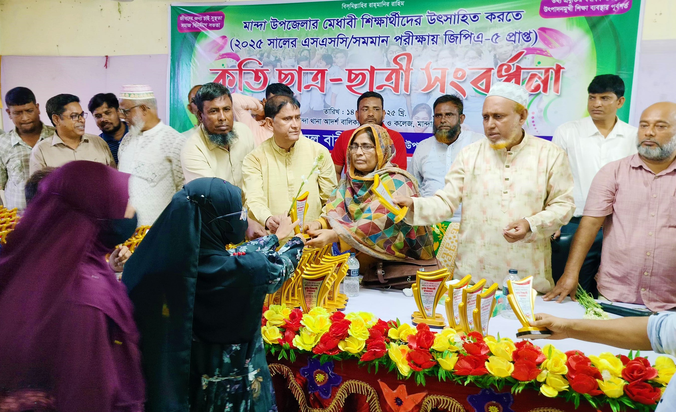 নওগাঁয় ৩৫০জন কৃতি শিক্ষার্থীকে সংবর্ধনা