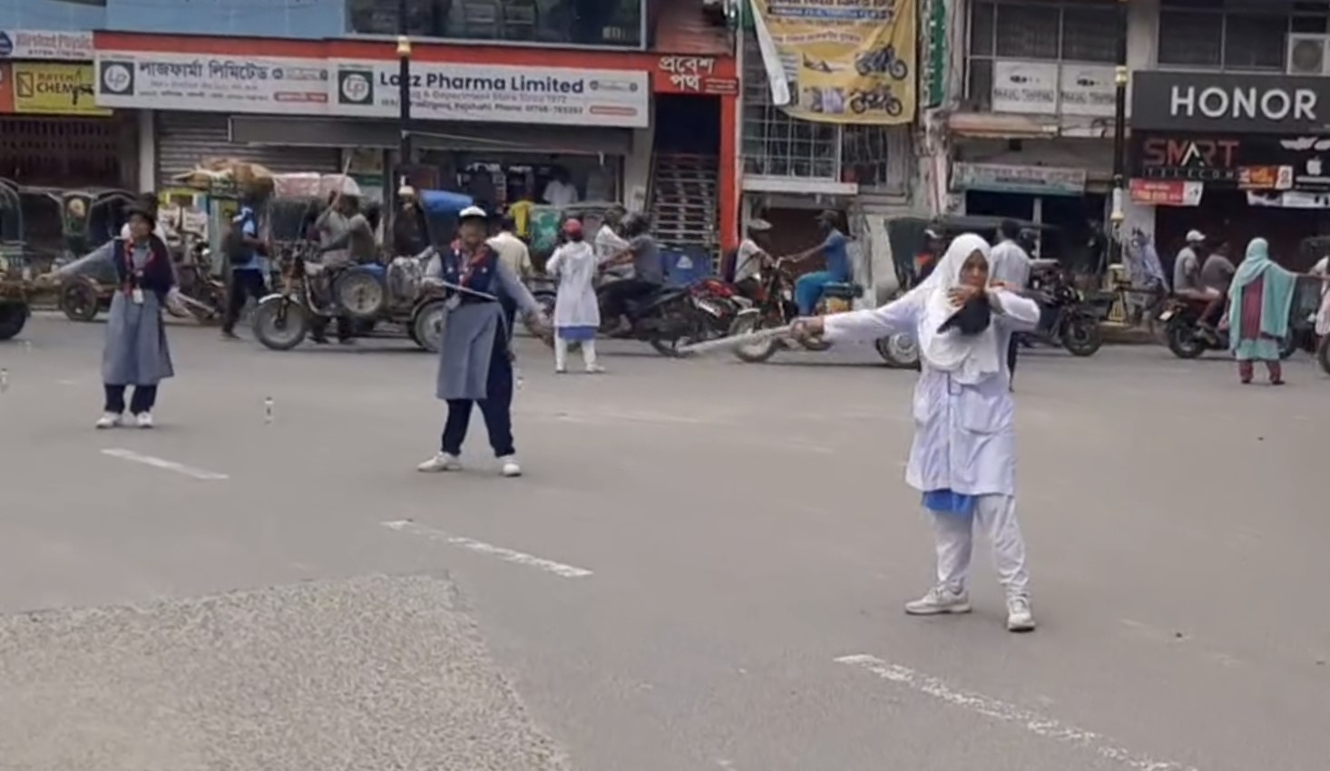 রাজশাহীতে ৫ আগস্ট পরবর্তী ট্রাফিক নিয়ন্ত্রণ করতেন শিক্ষার্থীরা