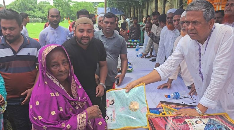 খালেদা জিয়ার জন্মদিনে গাজীপুরে বস্ত্র বিতরণ