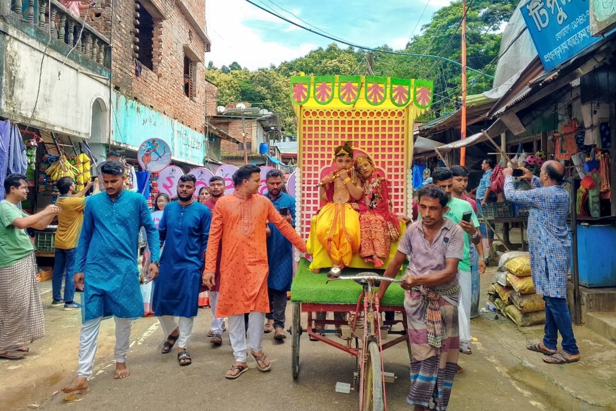 জন্মাষ্টমী উপলক্ষে রুমায় বর্ণাঢ্য শোভাযাত্রা