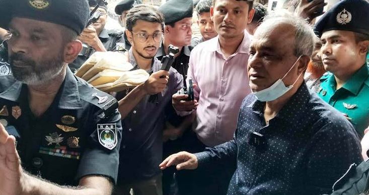 মোহাম্মদপুর কৃষি মার্কেট পরিদর্শন করলেন স্বরাষ্ট্র উপদেষ্টা