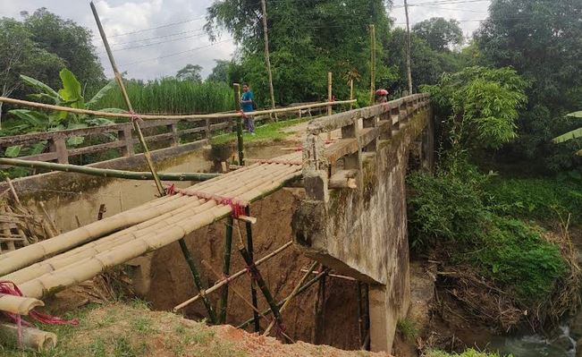 সেতুর সংযোগ সড়ক ভেঙে যাওয়ায় জীবনের ঝুঁকিতে শিশু শিক্ষার্থীরা 