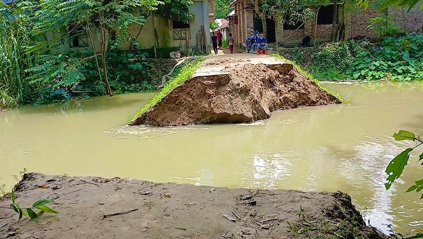 নওগাঁয় আত্রাই নদীর পানি বিপদসীমার ওপরে