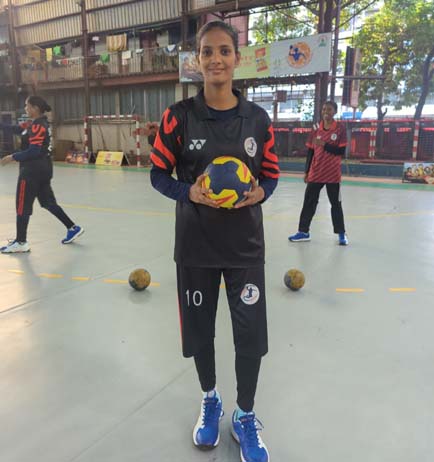 ১১ মাসের শিশুকে নিয়ে হ্যান্ডবল মাঠে লড়াকু তানজিমা