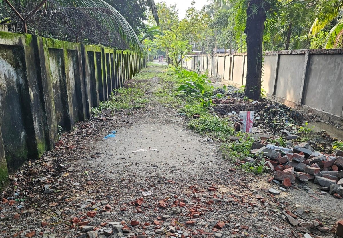 ভোলায় আদালতের অভ্যন্তরে রাস্তা সংস্কার না করে দেয়াল নির্মাণ