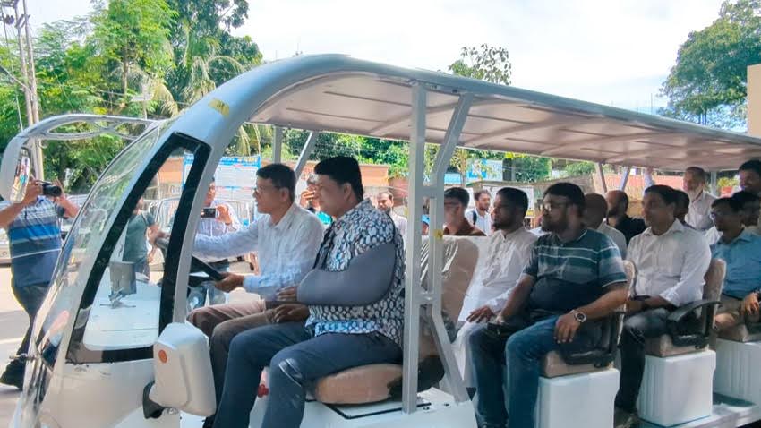 চট্টগ্রাম বিশ্ববিদ্যালয়ে শিক্ষার্থীদের জন্য চালু হলো ‘ই-কার’ গাড়ি