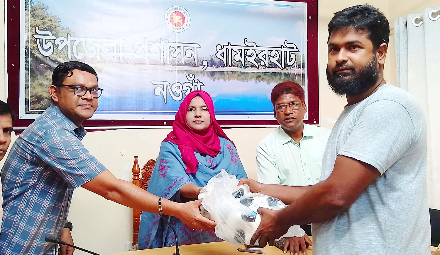 নওগাঁয় বিভিন্ন বিদ্যালয়ে শিক্ষা উপকরণ বিতরণ