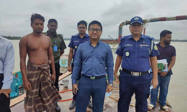 পিরোজপুরে অবৈধভাবে বালু উত্তোলনের দায়ে ৩টি ড্রেজার জব্দ 