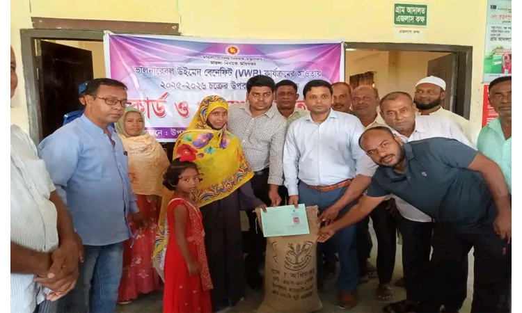 চুয়াডাঙ্গায় বিনামূল্যে চাল পাচ্ছেন অসহায় নারীরা