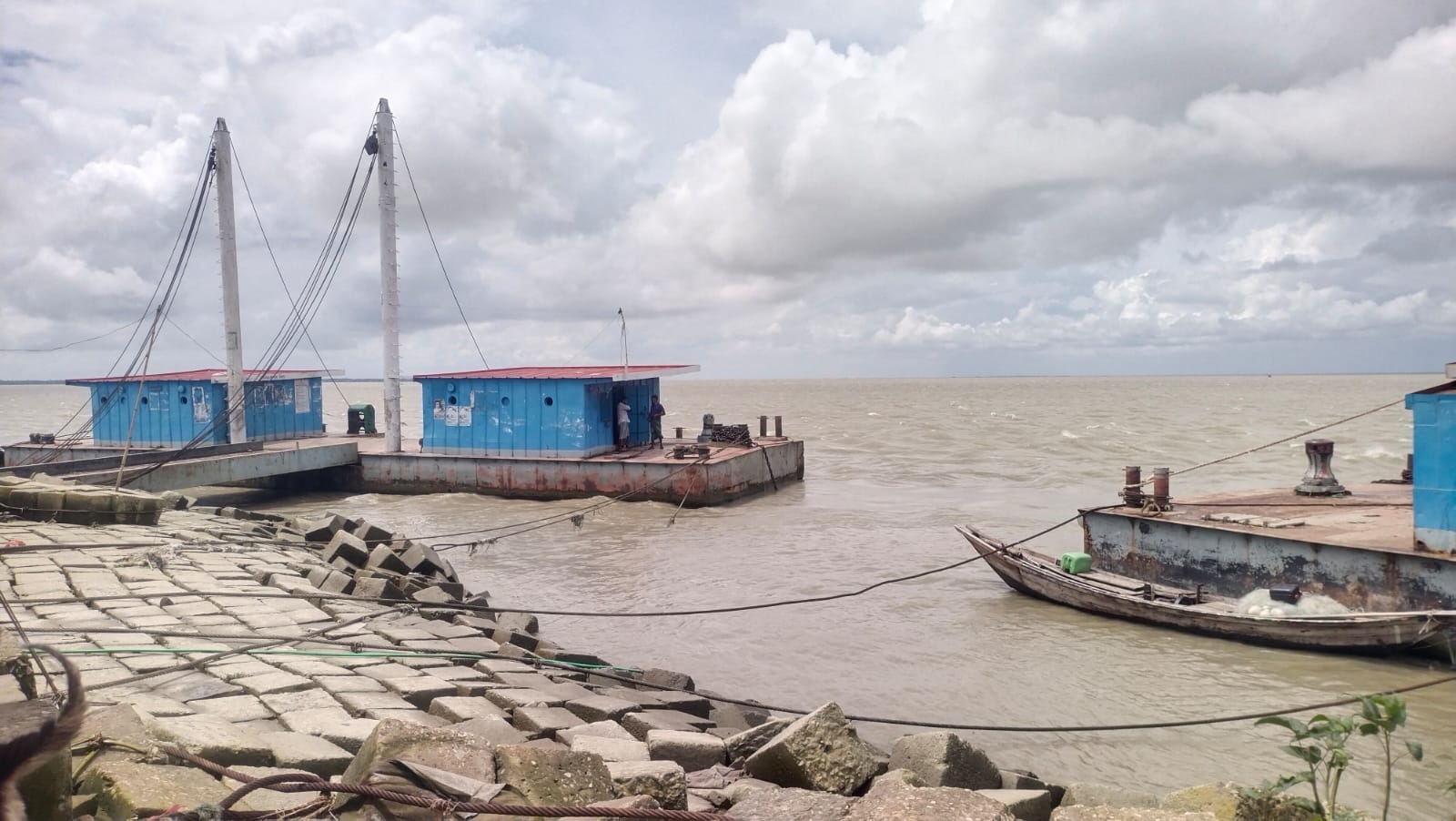 ভোলা উপকূলের নদনদী উত্তাল, পাঁচদিন ধরে ২০ নৌরুটে লঞ্চ চলাচল বন্ধ