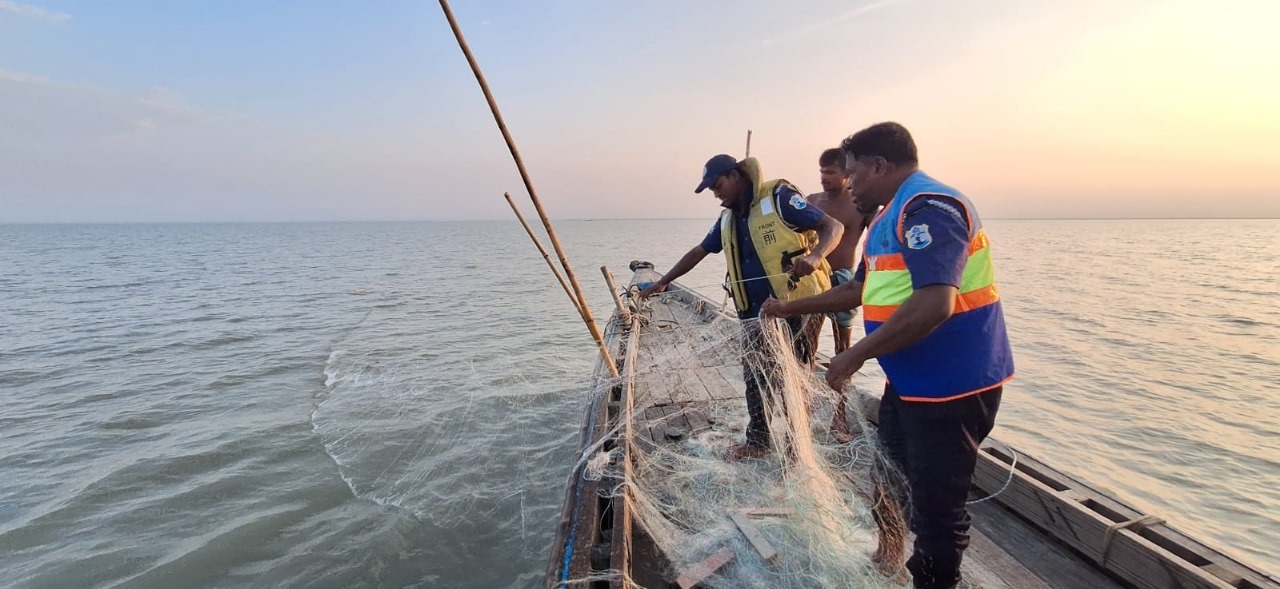 নৌ পুলিশের অভিযানে বিপুল পরিমাণ অবৈধ জাল ও মাছের পোনা জব্দ