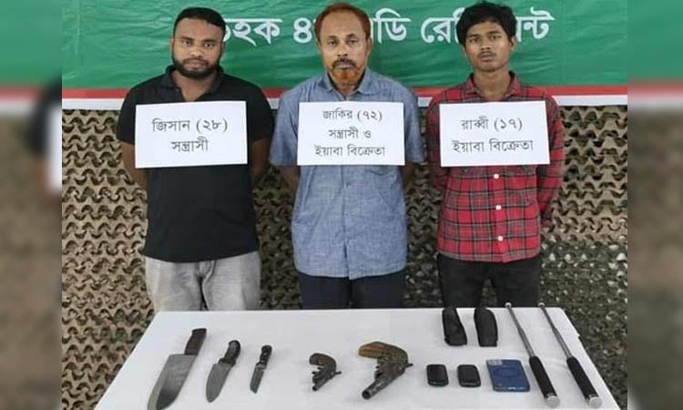 বোয়ালখালীতে যৌথবাহিনীর অভিযানে পিস্তলসহ গ্রেফতার ৩