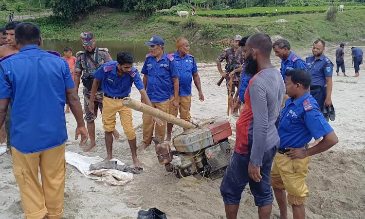 পঞ্চগড়ে প্রশাসনের অভিযানে অবৈধ ড্রেজার মেশিনসহ মালামাল জব্দ