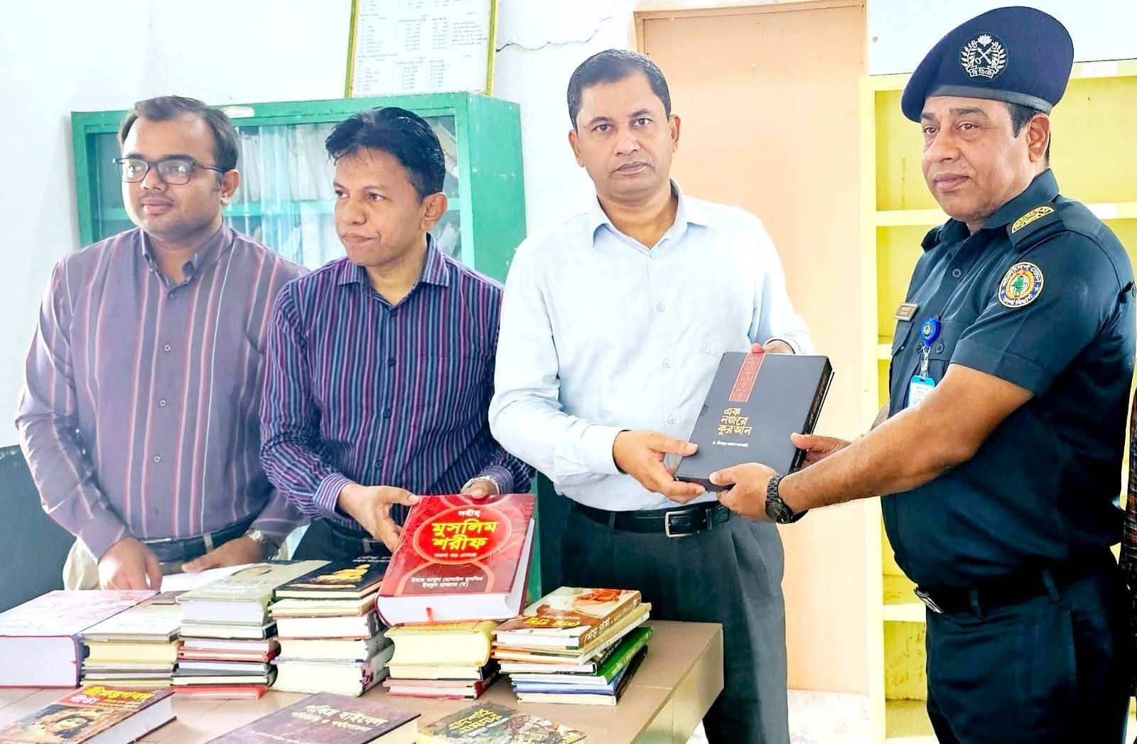 ঝালকাঠি ডিসির কারাগার পরিদর্শন, হাজতিদের দিলেন বই ‎