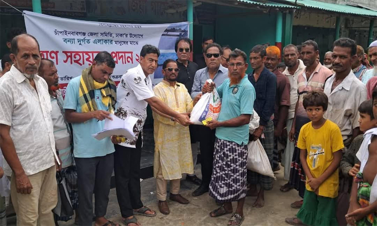 চাঁপাইনবাবগঞ্জে বানভাসি ১২'শ পরিবারের মাঝে খাদ্য সামগ্রী বিতরণ