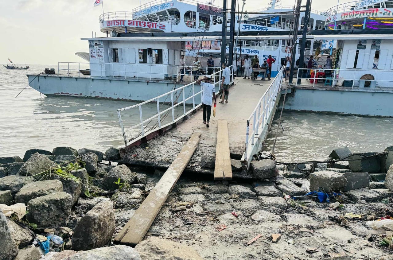 এক সপ্তাহ ধরে লঞ্চ চলাচল বন্ধ : ভোগান্তিতে ভোলার ৭ উপজেলার বাসিন্দারা