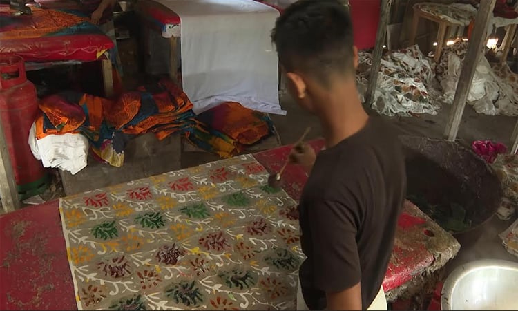 হাতে তৈরি কুমিল্লার বাটিক জাতীয় অর্থনীতিতে গতি সঞ্চার করবে