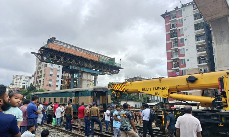 ঢাকার বিমানবন্দর এলাকায় লাইনচ্যুত ট্রেন উদ্ধার
