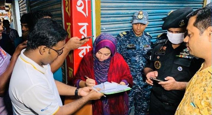 খুলনায় যৌথবাহিনীর অভিযানে ৮ টন নিষিদ্ধ পলিথিন জব্দ