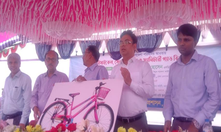 নরসিংদীতে বাইসাইকেল ও সেলাই মেশিন বিতরণ