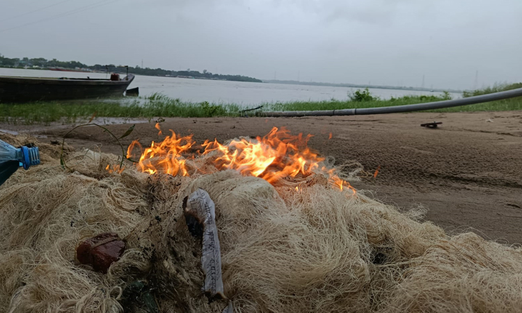 চট্টগ্রামে হালদার মোহনা থেকে ২০ হাজার মিটার কারেন্ট জাল জব্দ